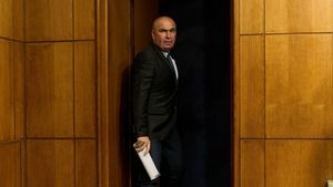 Ilie Bolojan a stat ilegal în fosta vilă a lui Traian Băsescu! Detalii uluitoare au ieșit la iveală