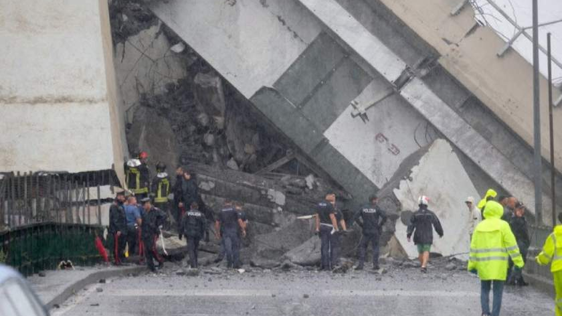 Imagini șocante! Un român a murit după prăbuşirea segmentului de autostradă în Italia, în apropiere de Genova