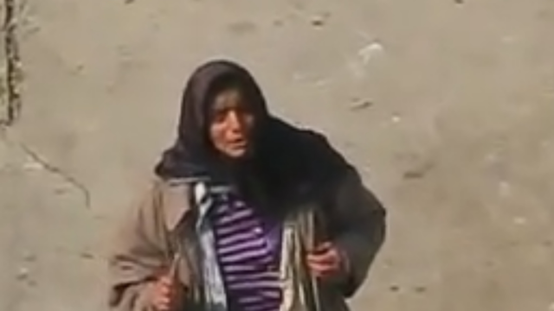Oamenii au fost darnici cu ea! Am aflat cati bani face cersetoarea cu voce de aur