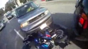 VIDEO Prins intre doua SUV-uri! A filmat in timp ce o baba i-a facut praf motorul!