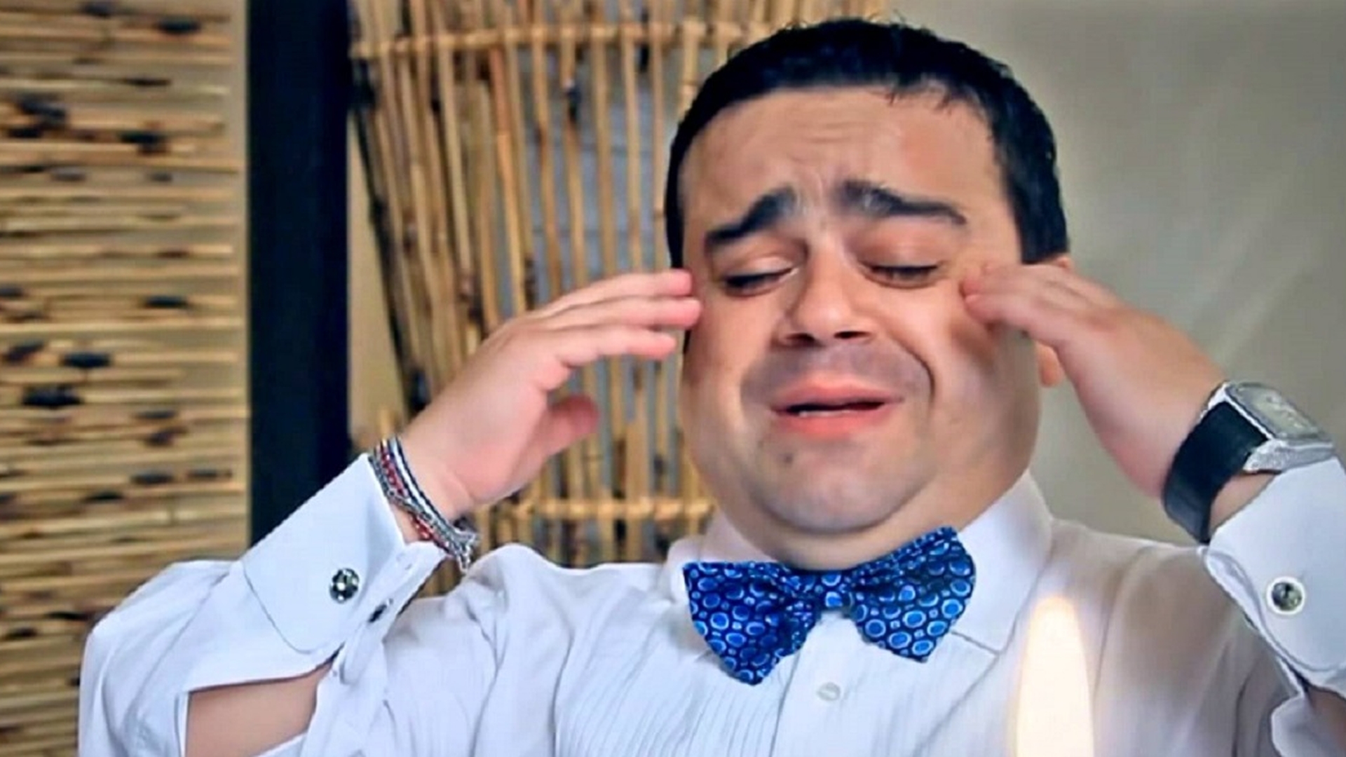 Adi Minune, recital lângă sicriul mamei unui temut interlop. A curs cu bancnote la fiecare dedicație