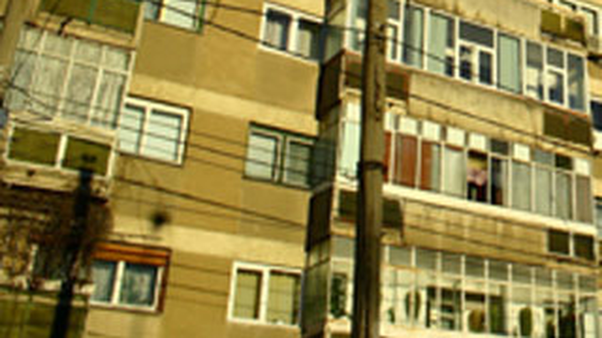 O tanara de 30 de ani s-a aruncat de pe un bloc din Bucuresti