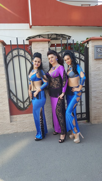 Îţi mai aminteşti de CORNELIA, dansatoarea din buric? Cum arată acum femeia care se unduia pe muzica maneliştilor