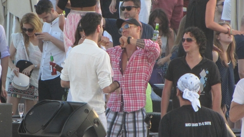 Bogdan Vladau este tanar si nelinistit! A facut circ in club si apoi s-a rupt in figuri la bordul unui Hummer, prin Mamaia!