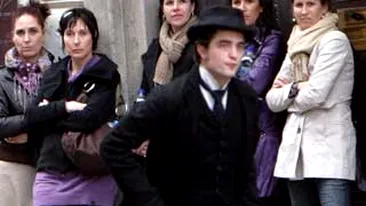 VIDEO Robert Pattinson de la vampir la gentleman!