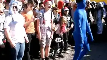 Isteria Harlem Shake a ajuns si la Cluj! Peste 3.000 de oameni au dansat astăzi în centrul orasului, costumati cât mai inedit