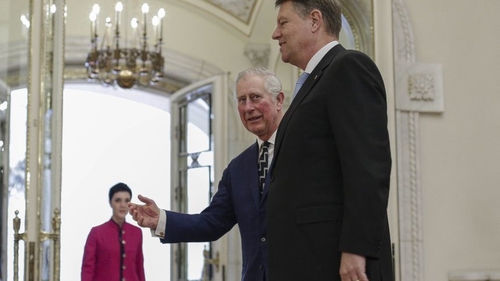 Prinţul Charles, decorat de Klaus Iohannis. Ce i-a spus Alteţei Sale