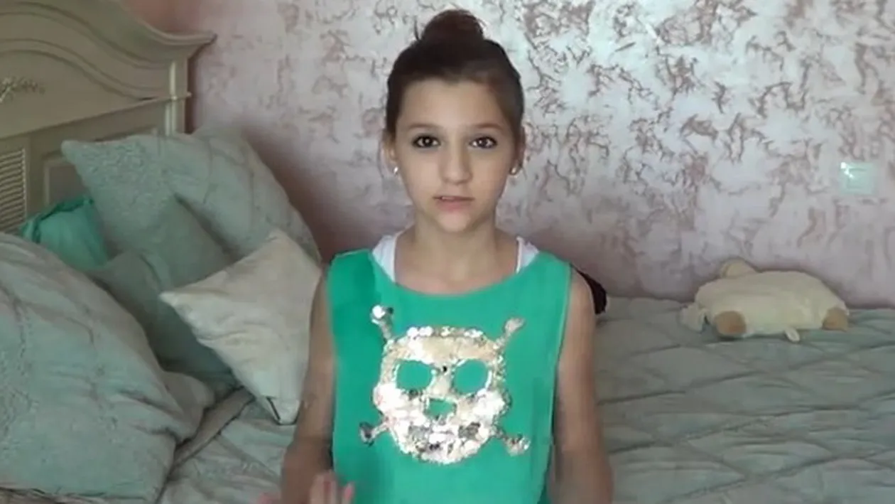 La varsta ei ar trebui sa se joace cu papusile! Ce a vazut toata tara cand aceasta pustoaica din Romania si-a deschis dulapul!