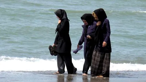 Slava Domnului ca nu suntem musulmani! Uite cum fac baie cateva femei, imbracate din cap pana in picioare la peste 30 de grade!