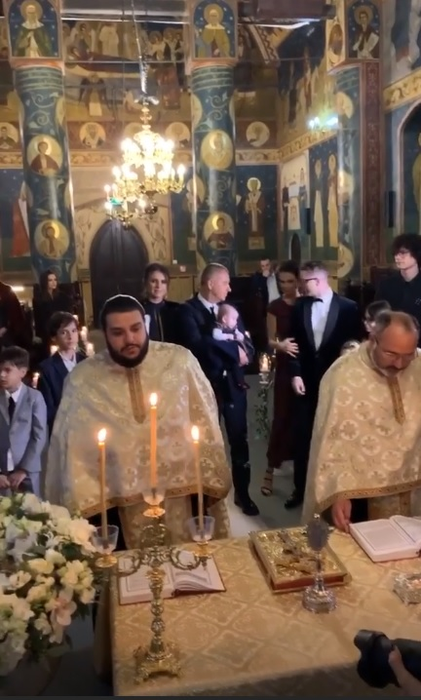 Anca Serea și Adi Sînă și-au creștinat astăzi fetița. Imagini din biserică