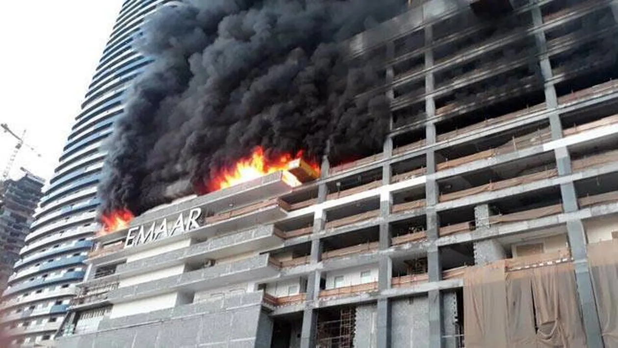 Incendiu de proporţii în apropiere de cea mai înaltă clădire din lume! Iată imaginile filmate la Burj Khalifa
