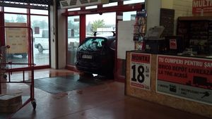 Ca să nu-l ude ploaia, un orădean a blocat intrarea într-un magazin, cu maşina
