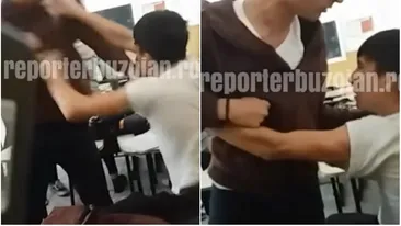 VIDEO / Scene şocante! Doi elevi de liceu s-au bătut ca-n ringul de box într-o clasă! Incredibil ce făceau unii dintre colegi în timpul luptei