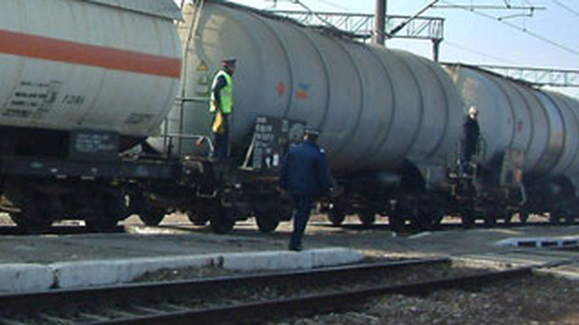 Un copil de doi ani a scapat cu viata, dupa ce a trecut peste el un tren cu 20 de vagoane