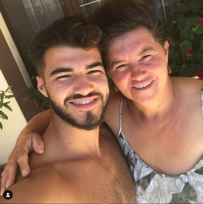 Mama lui Culiță Sterp a umilit-o pe Simona Hapciuc: “Ești desfigurată, arăți de 100 de ani”. Actrița a publicat mesajele în care îi sunt adresate cuvinte ca la ușa cortului
