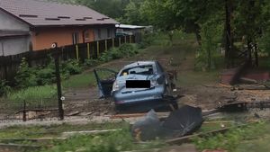 Beat criță la volan, un șofer a lovit două mașină, a rupt un stâlp și a aterizat într-o curte