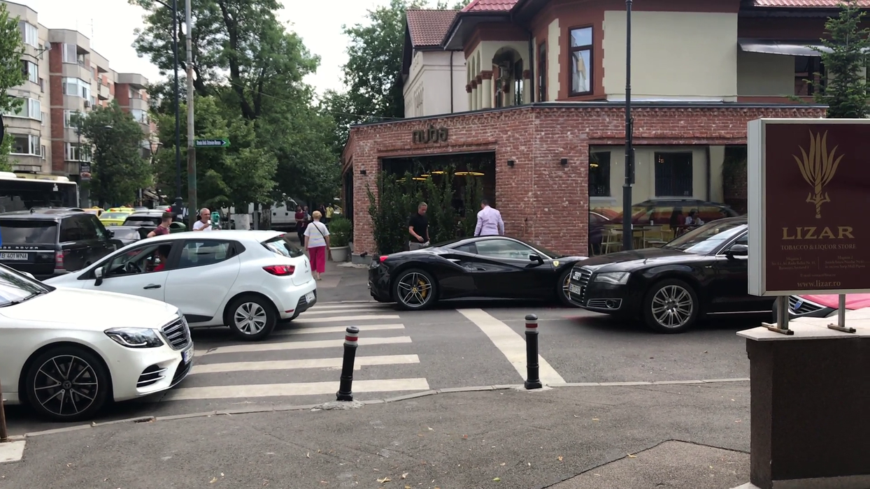 Reghe face ravagii prin București cu noul Ferrari de 300.000 €