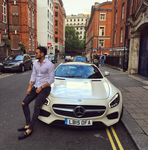 Cristian trăieşte la Londra şi se pozează numai cu maşini şi bijuterii scumpe
