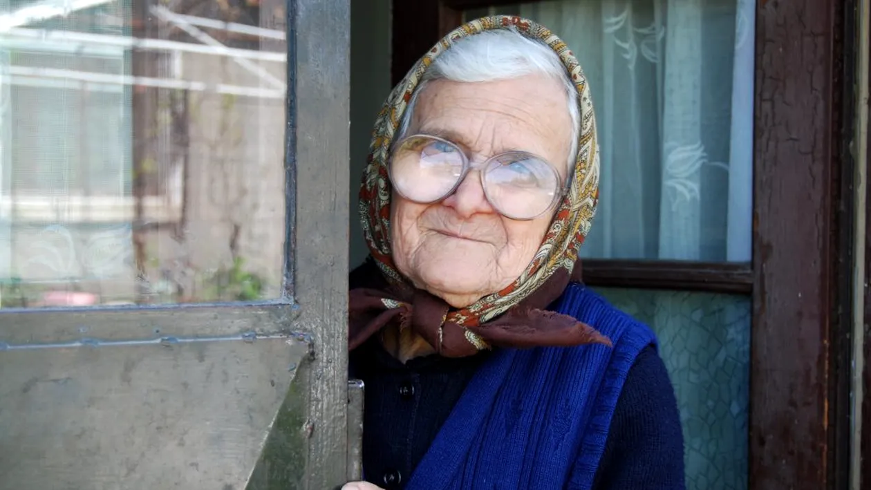 Cea mai tare băbuță din România. Cum a umilit o pensionară din Iași un escroc întrece orice imaginaţie