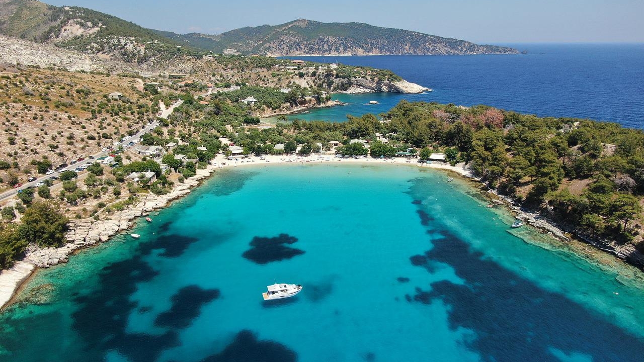 De necrezut! Cât costă o bere Mythos la draft, în Thassos, "insula românilor". O femeie din Timişoara a arătat nota de plată