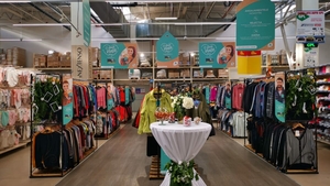 Câte sute de mii de haine second-hand a vândut Auchan anul trecut în România. Prețurile încep de la 5 lei