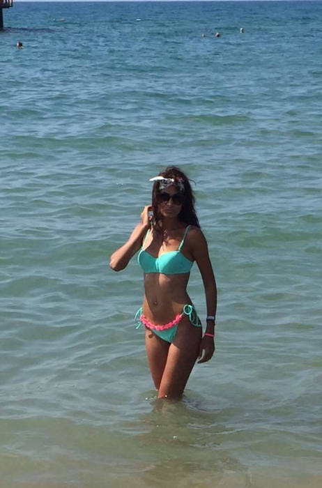 Atenţie! Imagini interzise cardiacilor! ”Bomba-sexy” a lui NICKY s-a dezbrăcat la piscină!