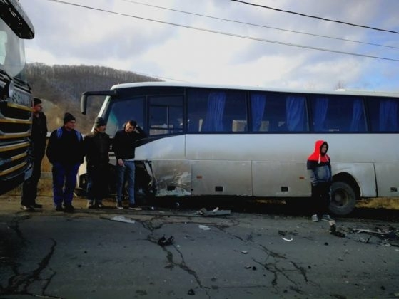 Plan roşu de intervenţie, activat! Accident teribil între un TIR şi un microbuz. Sunt 9 victime