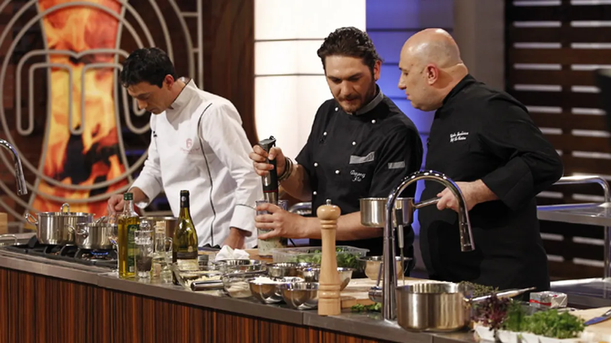 Cei trei jurati de la MasterChef trec la treaba! Vor gati in fata concurentilor!