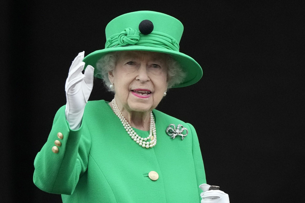 05 June 2022, United Kingdom, London: Queen Elizabeth II appears on the balcony of Buckingham Palace at the end of the Platinum Jubilee Pageant, on day four of the Platinum Jubilee celebrations for Queen Elizabeth II. Photo: Frank Augustein/PA Wire/dpa