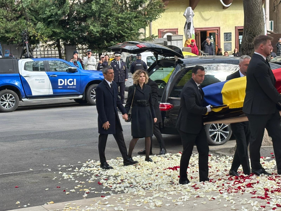 Răzvan Lucescu, împietrit de durere la înmormântarea lui Il Luce. Cine i-a stat alături, la fiecare pas