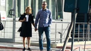 Cum am filmat-o pe prezentatoare şi pe soţul ei după ce au părăsit clinica medicală. Însărcinată în luna a şaptea, Simona Gherghe a ajuns la doctor!
