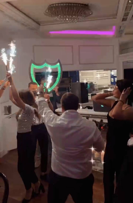 Florin Salam, spectacol incendiar cu manele, șampanii și dedicații la Dubai! Bianca Drăgușanu și Gabi Bădălău au luat parte la distracție