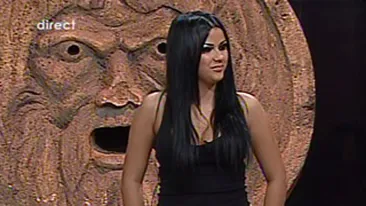 Bianca nu intelege cum a facut Cruduta accident cu skijet-ul! Nu stiu cum a reusit sa se loveasca! Ea e obisnuita sa intre altii in ea! 