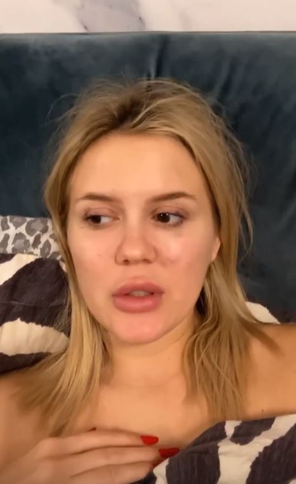 Cu ochii umflați de plâns și machiajul întins, Emily Burghelea a dezvăluit că s-a certat puternic cu logodnicul ei, Andrei: “Eram dezbrăcată, a insistat să posteze clipul” | FOTO & VIDEO
