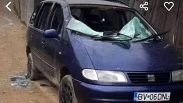 Anunțul a devenit viral! Cum a încercat un român să își vândă mașina Seat Leon cu geamurile sparte: E vedetă, a apărut la toate canalele TV