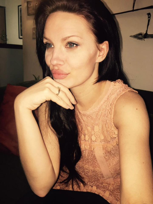 Aceasta e femeia care atunci când merge pe stradă e confundată cu ANGELINA JOLIE! E copia fidelă a actriţei de la Hollywood