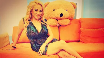 NEBUNIE CURATA! Uite cum calareste Rocsana Marcu un coleg de platou