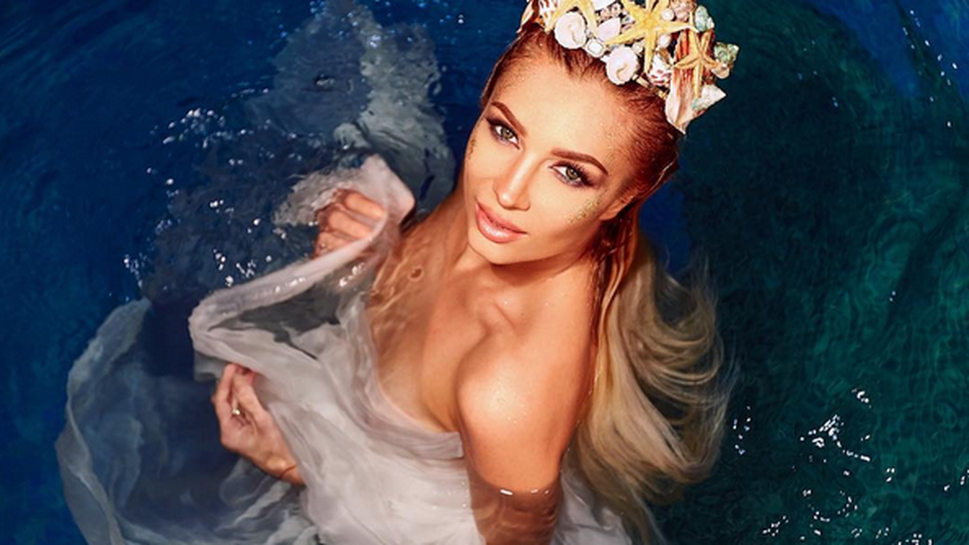 LORA are ce arăta! Blonda a intrat în apă şi s-a lăsat pozată aşa
