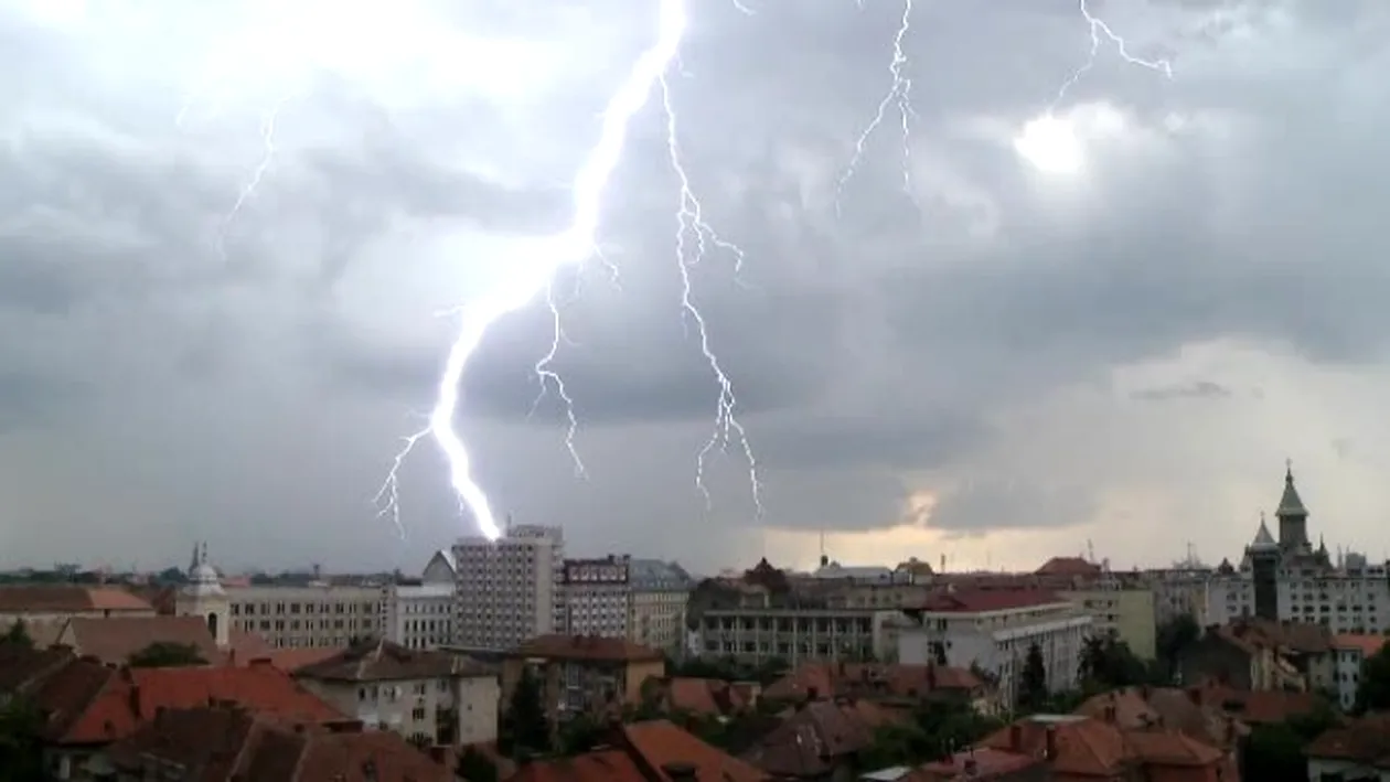 Peste 17.000 de consumatori au rămas fără curent electric, în urma furtunii din Bacău și Vaslui
