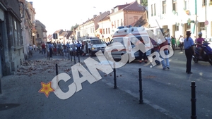 Un mort si un ranit dupa ce o bucata de tencuiala de pe o cladire din Brasov a cazut peste ei