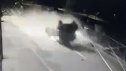 "Cascadorie" nemaivăzută pe o stradă din Craiova. Un șofer a scăpat ca prin minune dintr-un accident înfiorător - VIDEO IREAL