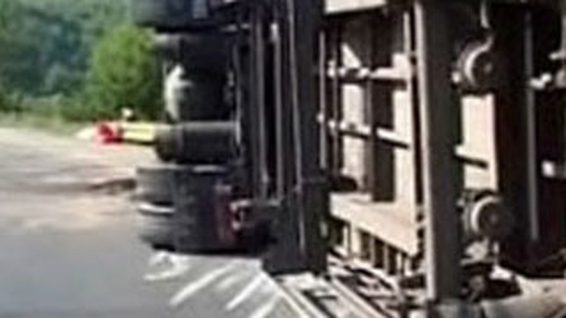 Un TIR incarcat cu clorura ferica s-a rasturnat pe soseaua de centura a municipiului Buzau