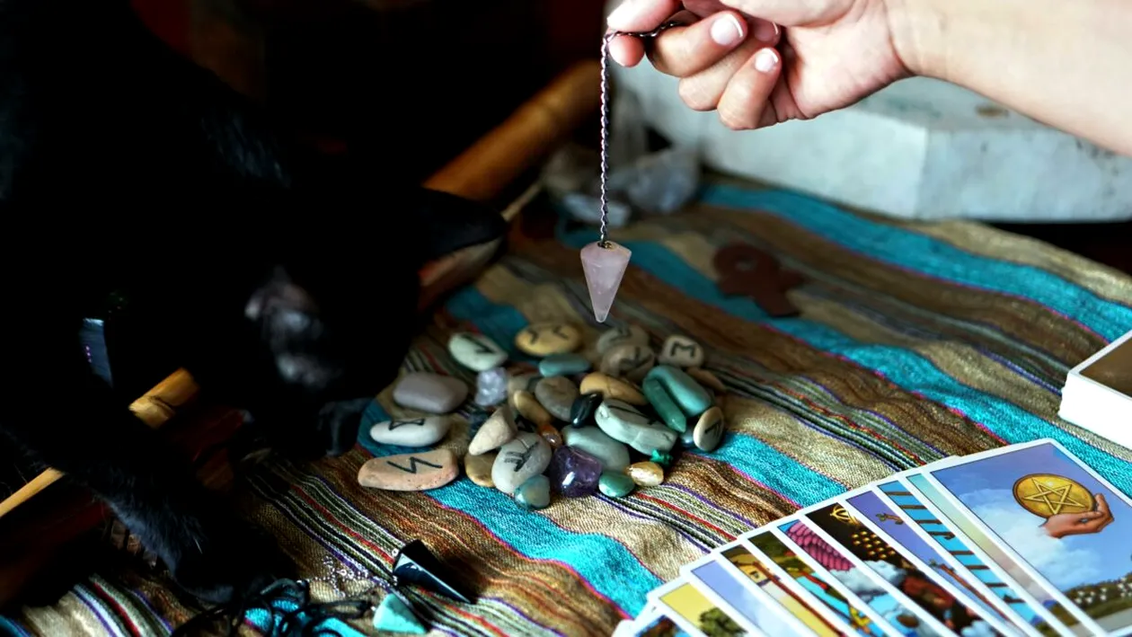 Horoscop rune 20 decembrie 2025. Thurisaz ne avertizează să nu fim impulsivi pentru a evita consecințe pe termen lung!