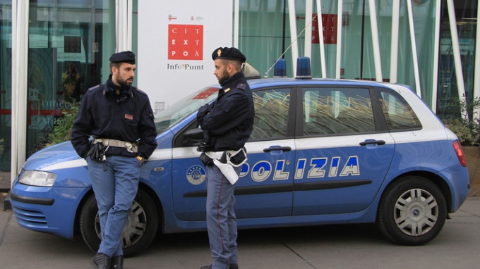 Gest impresionant de solidaritate! Doi polițiști au jucat rolul de baby-sitter în plină epidemie de coronavirus