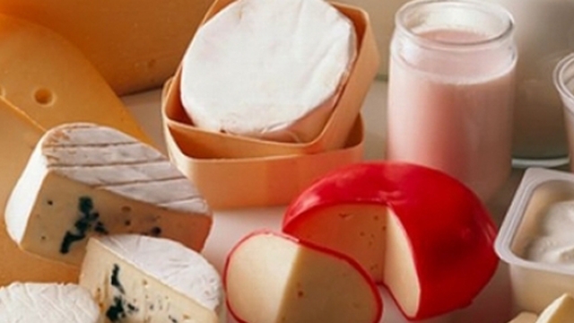 Toţi românii trebuie să ştie asta! O bacterie extrem de periculoasă a fost găsită în produsele lactate