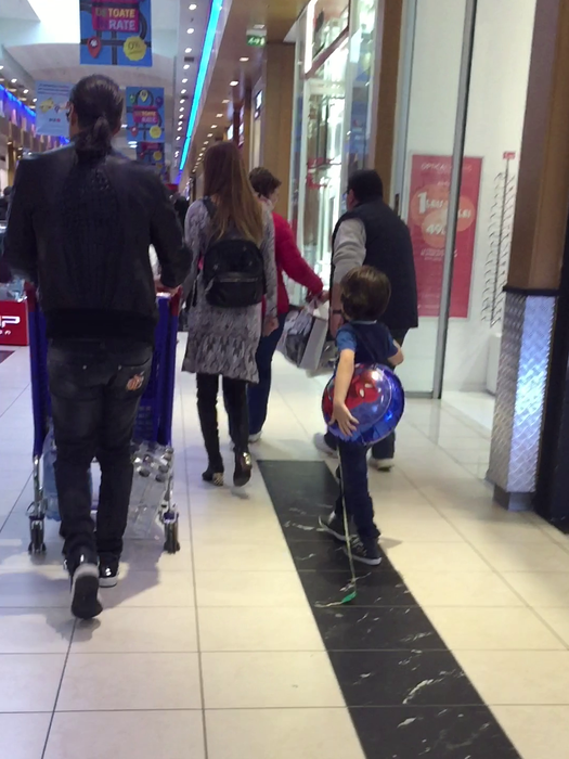 „Doctoraşul“ şi soţia sa, alături de cel mic, s-au plimbat prin mall