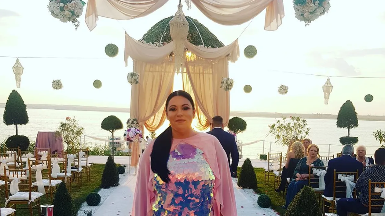 Oana Roman a fost invitată la nuntă pe litoral. ”Sandalele acelea nu sunt din decor”!