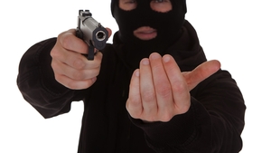 Cel mai politicos hoț! A încercat să jefuiască o bancă cu un pistol de jucărie. A plecat după ce a fost refuzat