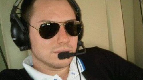 La un pas de coma alcoolica! Unul dintre cei mai cunoscuti baieti de Bucuresti, filmat mort de beat in plina strada!