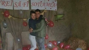 A cerut-o de căsătorie într-un hambar și toată lumea a râs de el! Imaginea care s-a viralizat pe Facebook: „Nu e o rușine să fii sărac!”